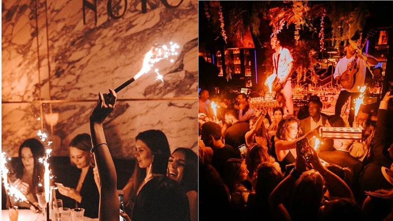 Une scène de café parisien élégante avec un piano ancien, une atmosphère chaleureuse et des gens appréciant la musique.